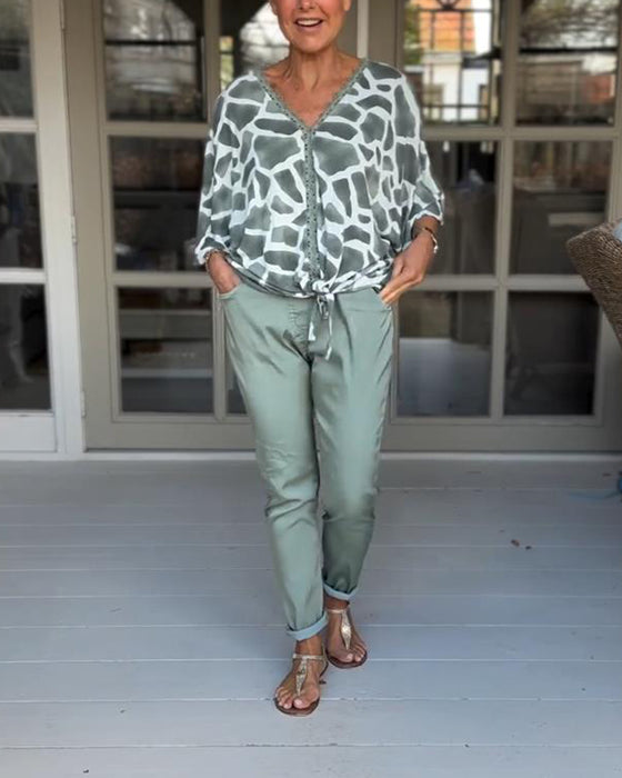 Elegant bluse med V-hals med flaggermusermer