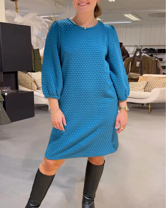 Elegant ensfarvet kjole