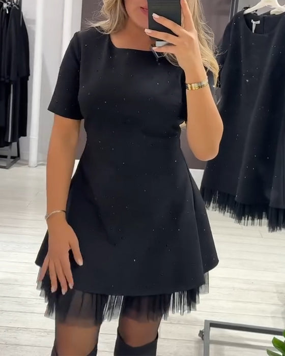 Elegant kjole med skimrende mesh-lappeteppe