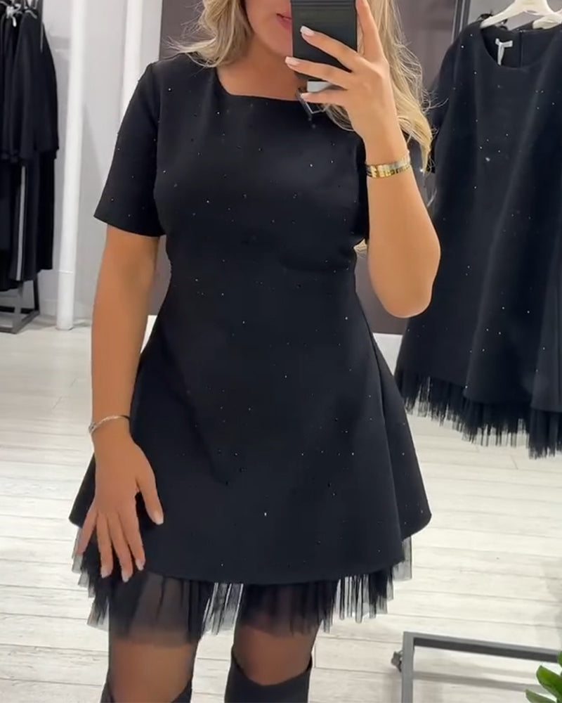 Elegant kjole med skimrende mesh-lappeteppe