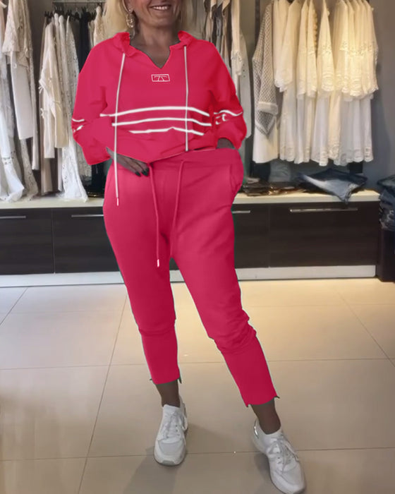 Uformelt sett med hettegenser med stripetrykk