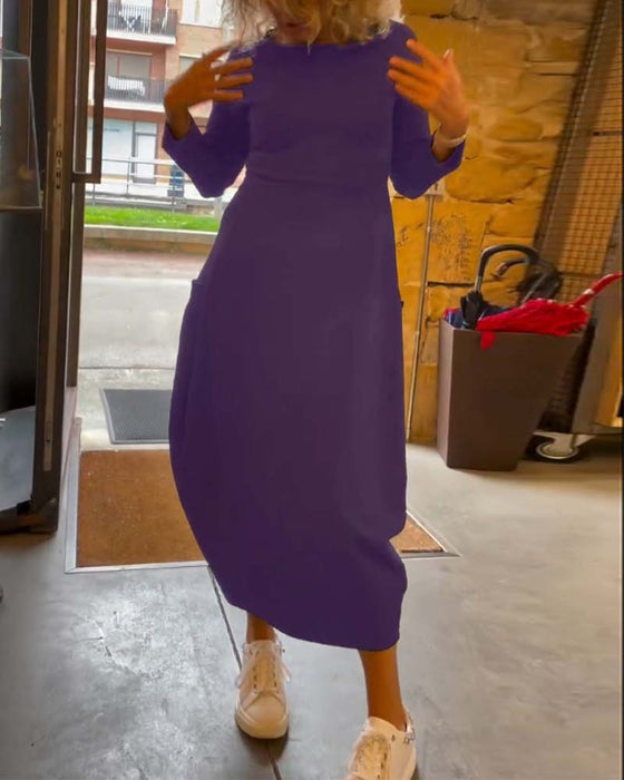 Ensfarget kjole med rund hals og lange ermer og lomme