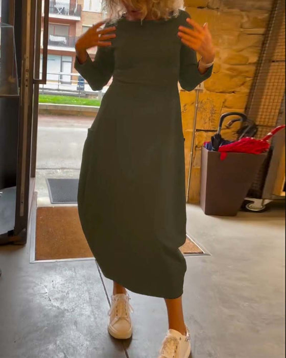 Ensfarget kjole med rund hals og lange ermer og lomme