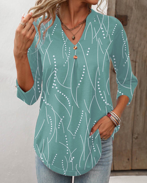 Elegant topp med knappeprint og V-hals