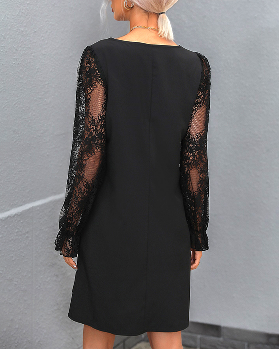 Ensfarget kjole med v-hals blonder