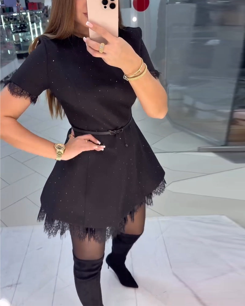 Glitrende Kniplingkjole Med Korte Ermer Og A-Linje