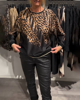 Uformell bluse med rund hals i leopardmønster