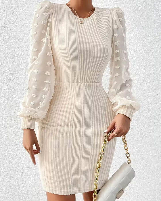 Elegant Kjole Med Tredimensjonal Blomsterlappverk Og Midjepassform