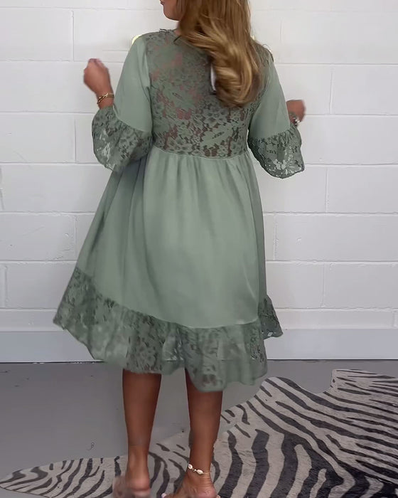 Elegant ensfarget løs V-hals kjole med blonder