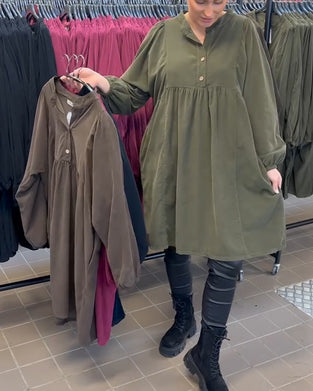 Knappet Kjole Med V-Utringning Og Lange Ermer