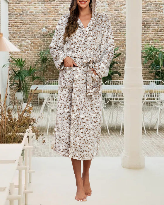 Flanell Robe Med Leopardmotiv Og Elegant Egenskaper