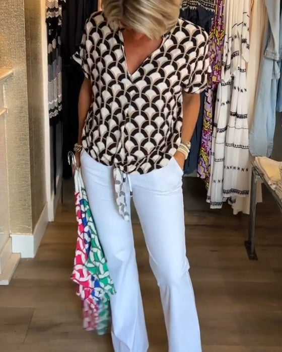 Uformell trykt topp med korte ermer og V-hals