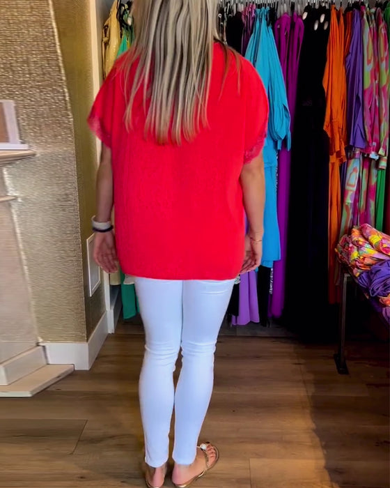 Ensfarget topp med spleiset v-hals