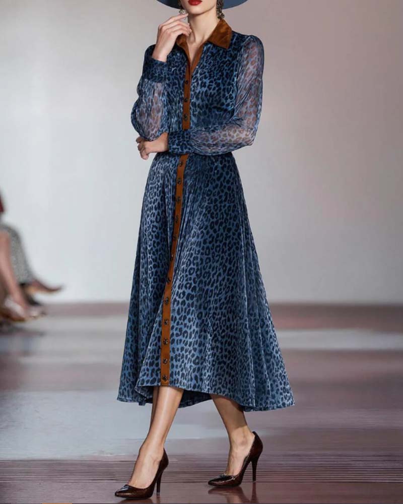 Moderne Kjole Med Leopardprint Og Lappverk