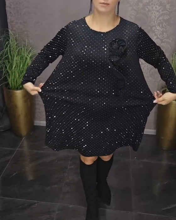 Elegant kjole med rund hals og lange armer i diamant