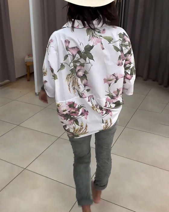 Elegant jakkeslagsbluse med blomstertrykk