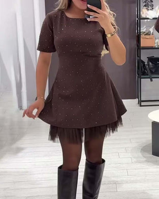 Elegant kjole med skimrende mesh-lappeteppe