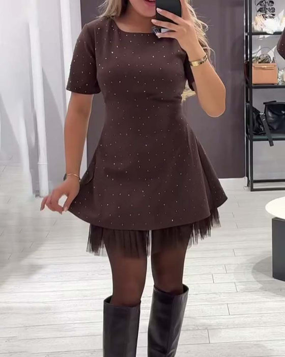 Elegant kjole med skimrende mesh-lappeteppe