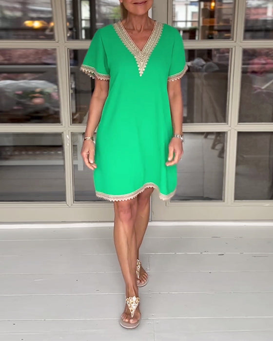 Elegant kjole i blonder med V-halspanel