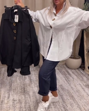 Stilig ensfarget skjorte med jakkeslag