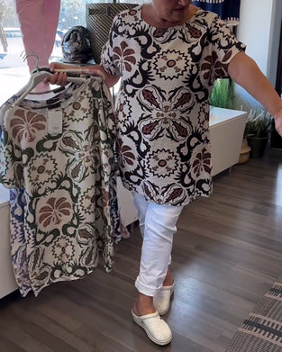 Uformell blomsterbluse med rund hals