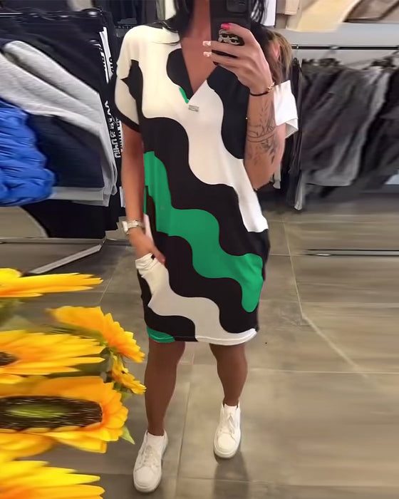 Kjole Med V-Hals Og Bølgemønster