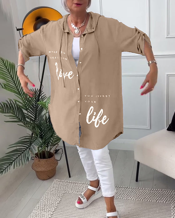 Kåpe med bokstavtrykk med hette