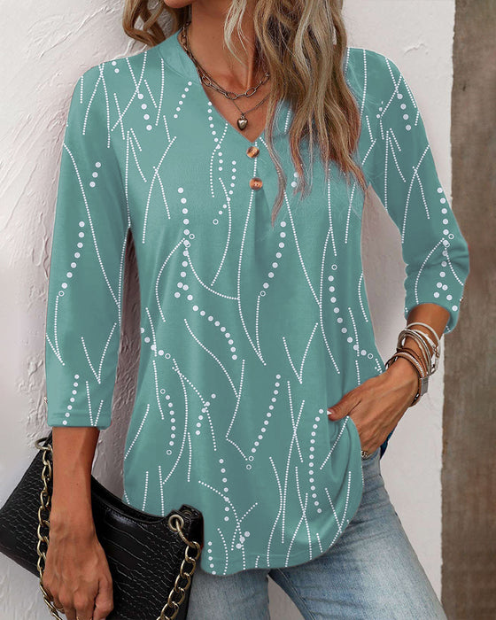 Elegant topp med knappeprint og V-hals