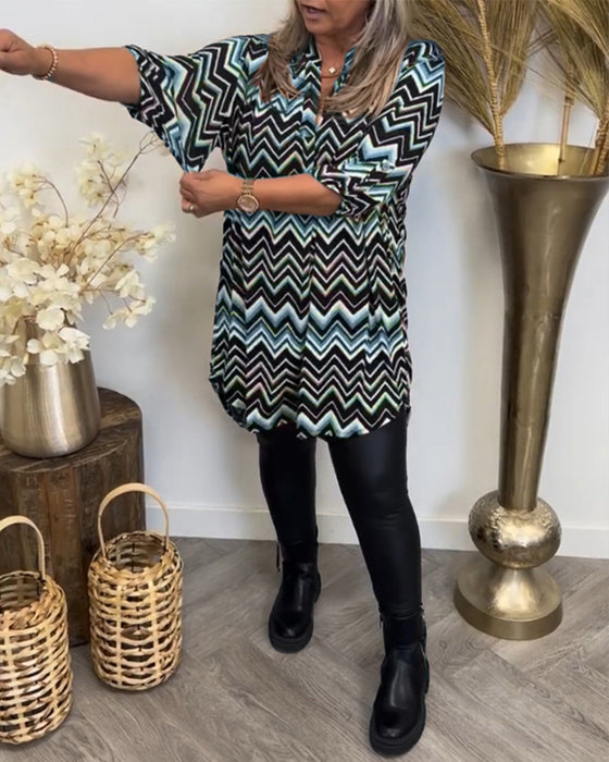 V-hals kjole med bølgetrykk