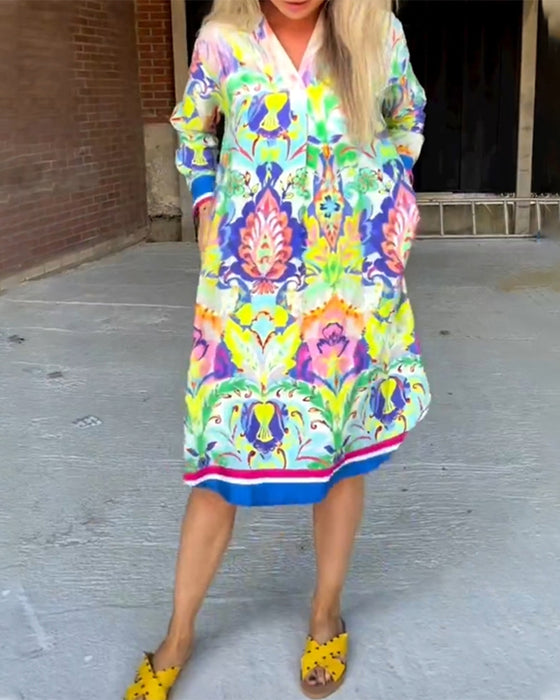 Løstrykt kjole med V-hals og trykk