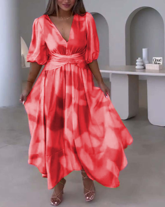 Elegant kjole med dyp V halvermet trykt