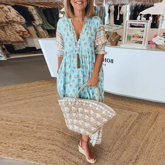 Uformell printet kjole med V-hals og halve ermer