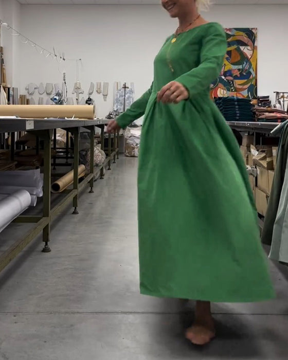 Ensfarget kjole med rund hals