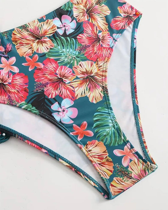 Badedrakt med avslappet blomstertrykk og tredelt shorts