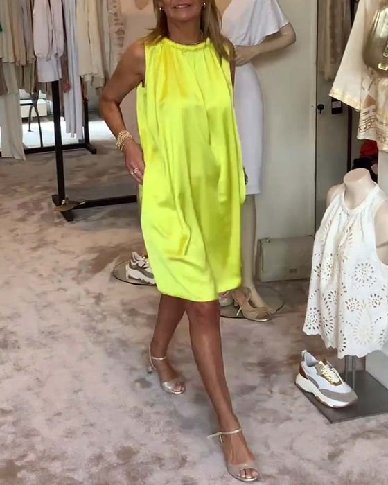 Ermeløs plissert ensfarget kjole for kvinner