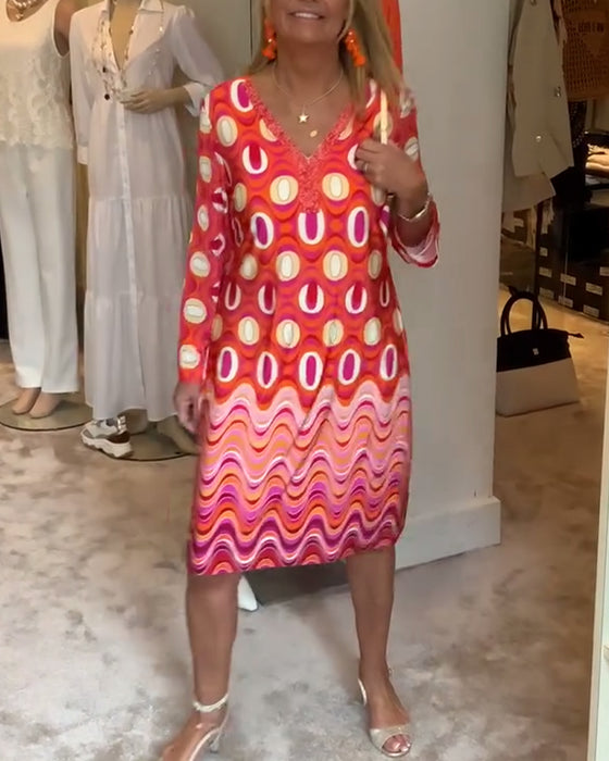 Uformell løs kjole med trykt V-hals og lange ermer