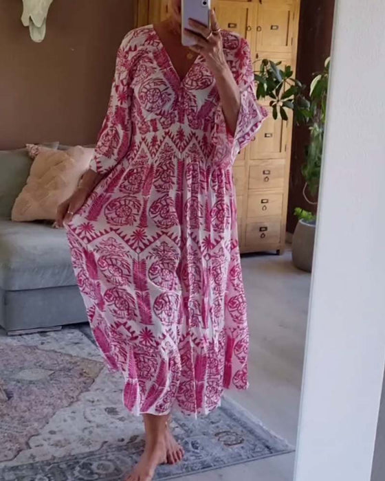 Elegant kjole med trykk med V-hals-fold og klokkeerm