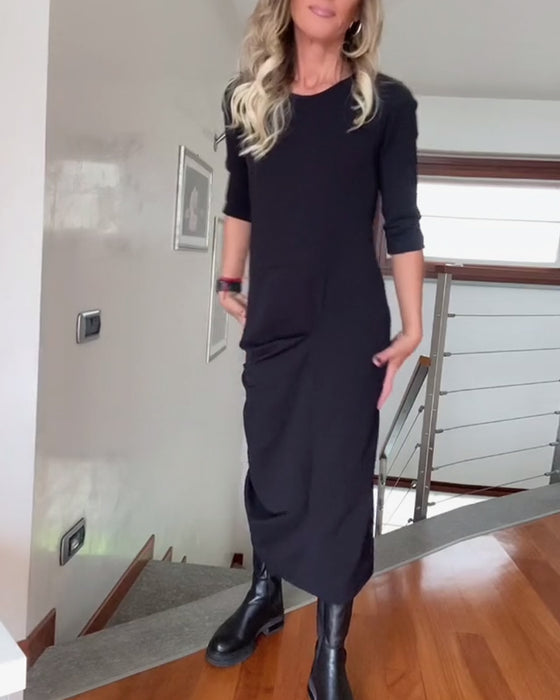 Plissert ensfarget elegant kjole med rund hals