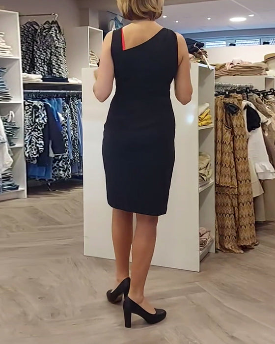 Ensfarget kjole med skrå hals uten erme