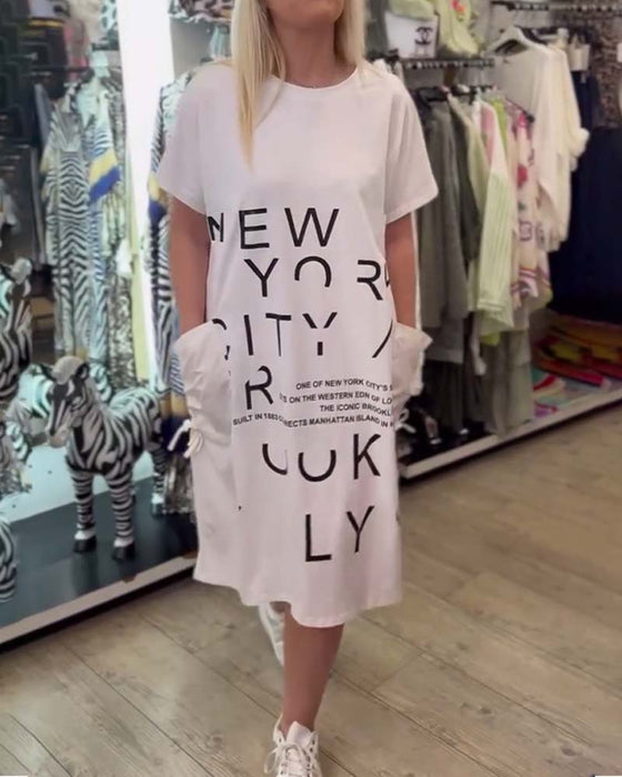 Kjole Med Løst Kort Erme Og Stor Lomme Med Trykk