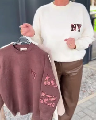 Genser med bokstavtrykk og rund hals, løs hals