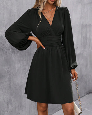 Ensfarget langermet kjole med v-hals