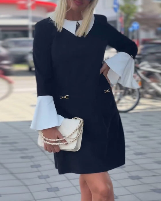 Elegant kjole med klokkeermer i kontrastfarge