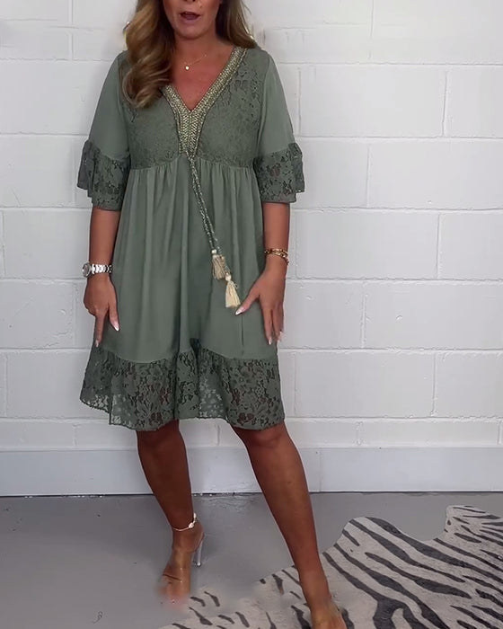 Elegant ensfarget løs V-hals kjole med blonder