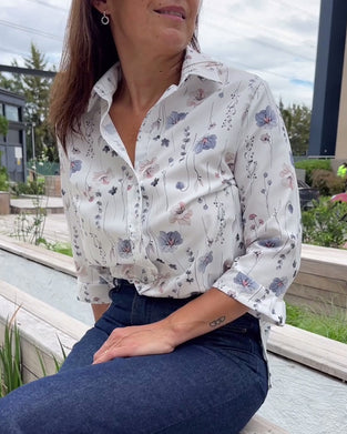 Elegant jakkeslagsskjorte med blomstertrykk med trekvart ermer