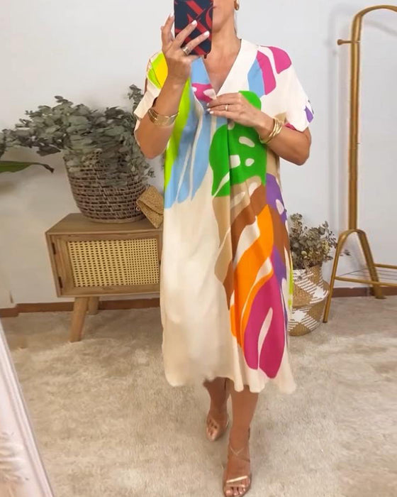 Uformell kjole med fargerik bladtrykk