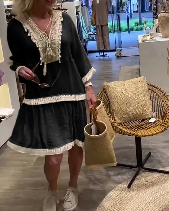 Fritidskjole med V-hals frynser med blonder