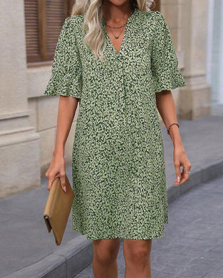 Elegant trykket V-hals kjole