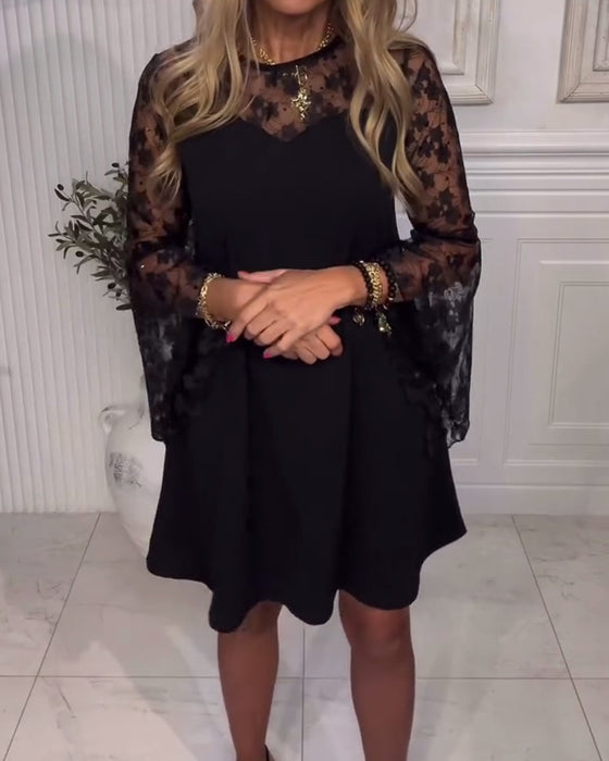 Helfarget Kjole Med Klokkearmer Og Lappetæktsdetaljer