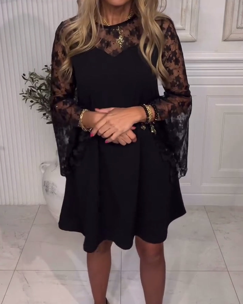 Helfarget Kjole Med Klokkearmer Og Lappetæktsdetaljer